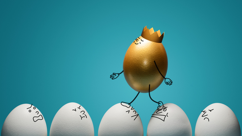 golden egg walks through heads the white eggs